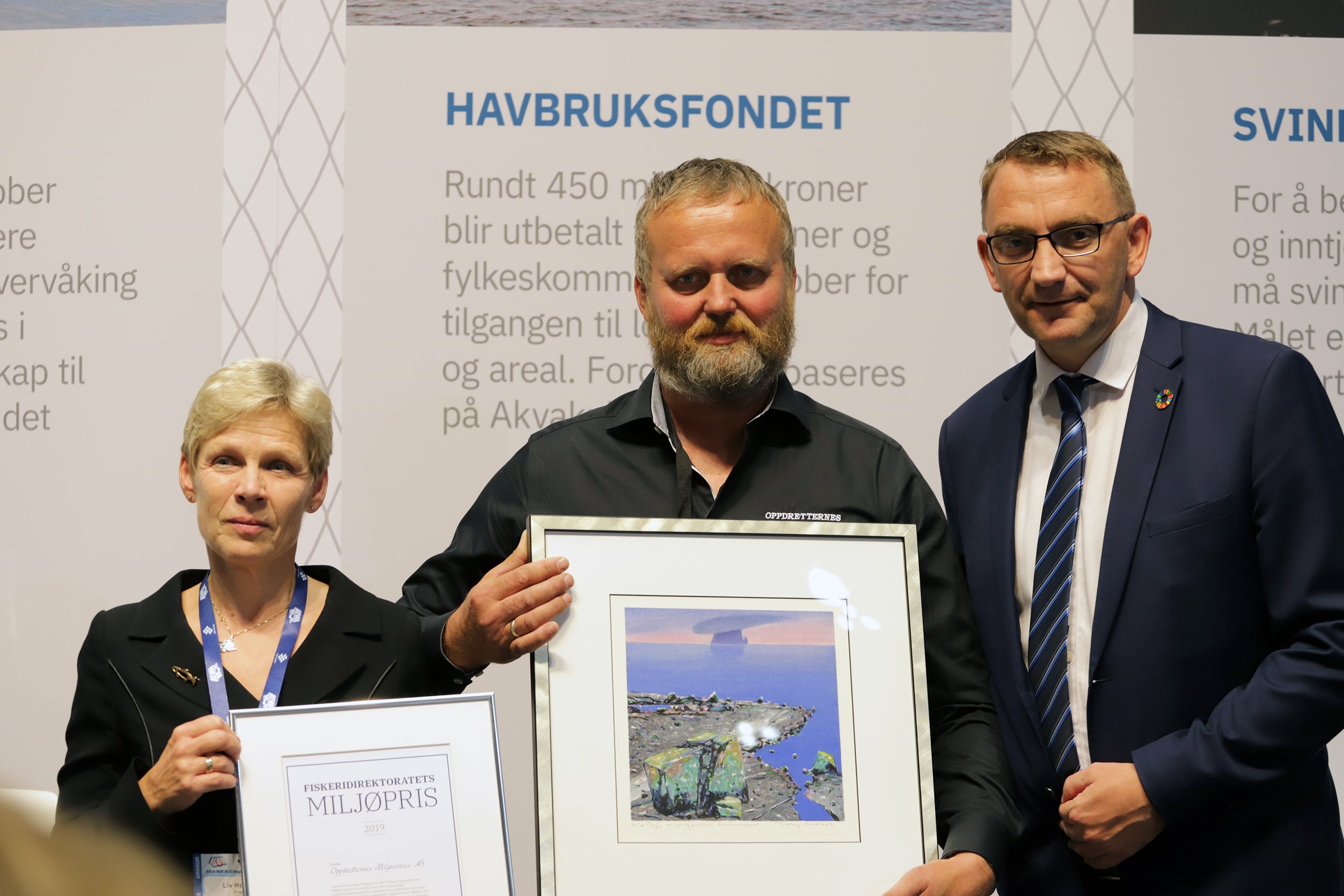 Fiskeridirektør Liv Holmefjord, daglig leder Oppdretternes Miljøservice, Gudbrand Sørheim, og statssekretær Roy Angelvik. Foto: Vegard Oen Hatten / Fiskeridirektoratet. Fiskeridirektør Liv Holmefjord, daglig leder Oppdretternes Miljøservice, Gudbrand Sørheim, og statssekretær Roy Angelvik. Foto: Vegard Oen Hatten / Fiskeridirektoratet.