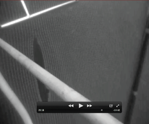 Figur 4: Riften i noten fanget opp av et av kameraene på spyleriggen. (Foto: skjermbilde fra filmen tatt av spylefirmaet.)