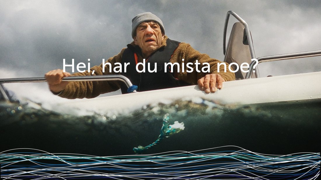 Helge Jordal på båt. Fra kampanjefilmen "Hei, har du mista noe?" Foto: Sjøfartsdirektoratet