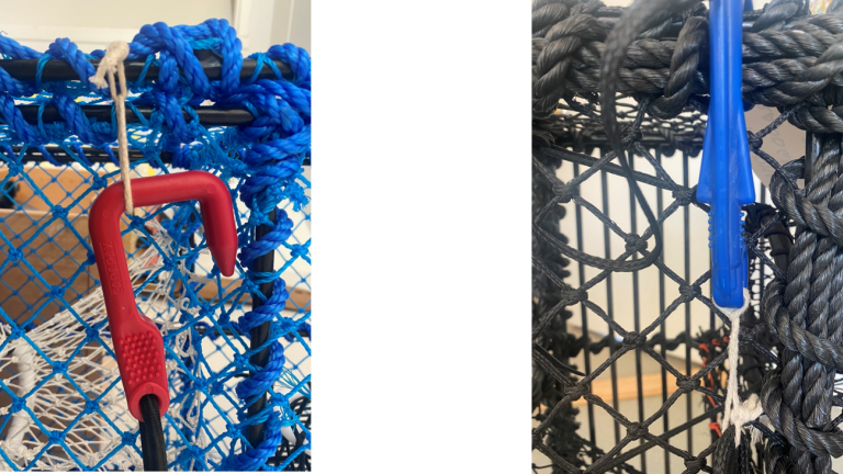T.v. Låsekroken hukes i løkke av bomullstråd. T.h. Bomullstråd mellom strikk og krok. Foto: Landmark Skaar / Fiskeridirektoratet T.v. Låsekroken hukes i løkke av bomullstråd. T.h. Bomullstråd mellom strikk og krok. Foto: Landmark Skaar / Fiskeridirektoratet