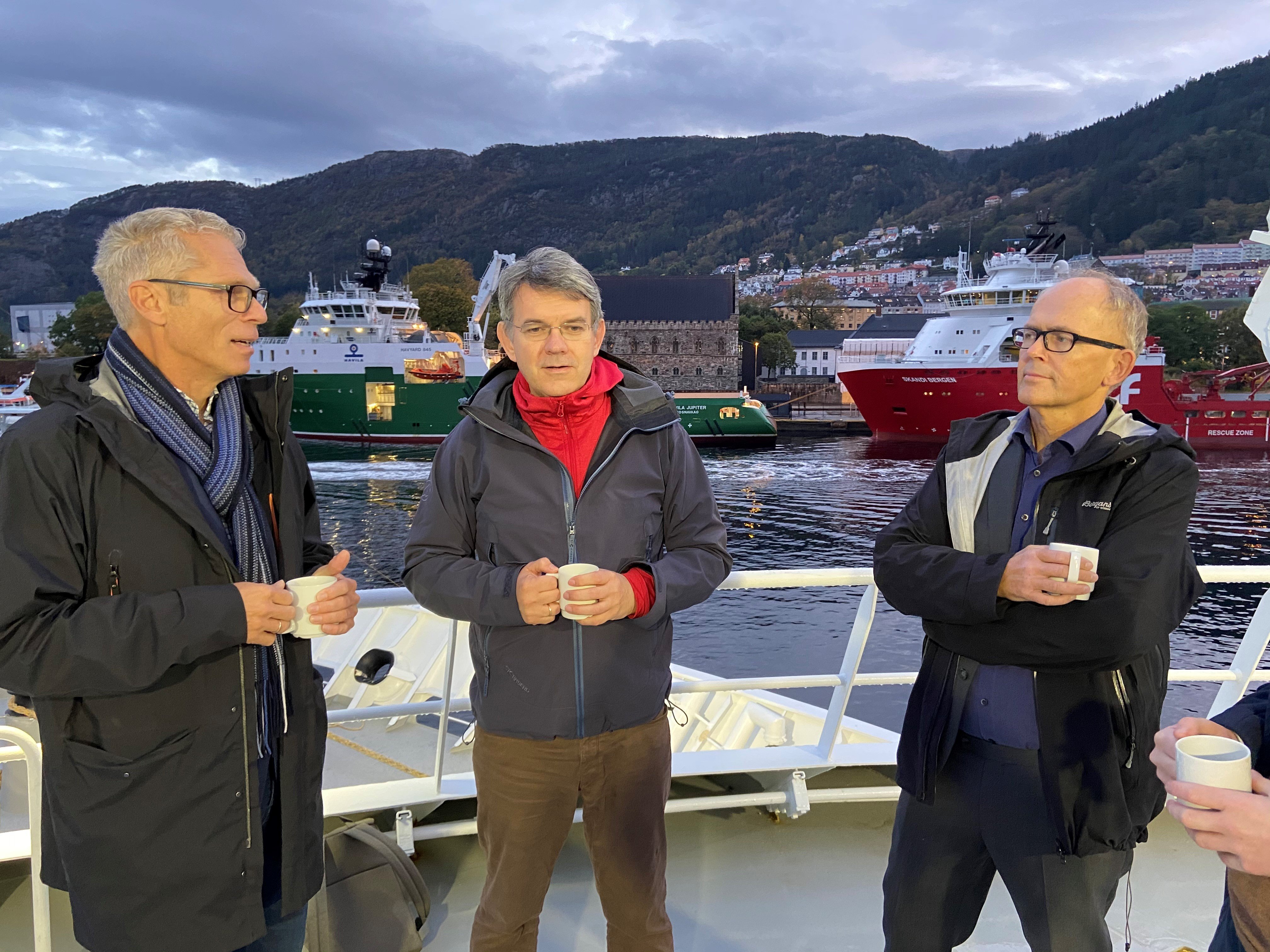 Forskningsdirektør ved Havforskninsginstituttet Geir Lasse Taranger (f.v), stortingsrepresentant Tom Christer Nilsen (H) og konstituert fiskeridirektør Per Sandberg. © Fiskeridirektoratet. Forskningsdirektør ved Havforskninsginstituttet Geir Lasse Taranger (f.v), stortingsrepresentant Tom Christer Nilsen (H) og konstituert fiskeridirektør Per Sandberg. © Fiskeridirektoratet.