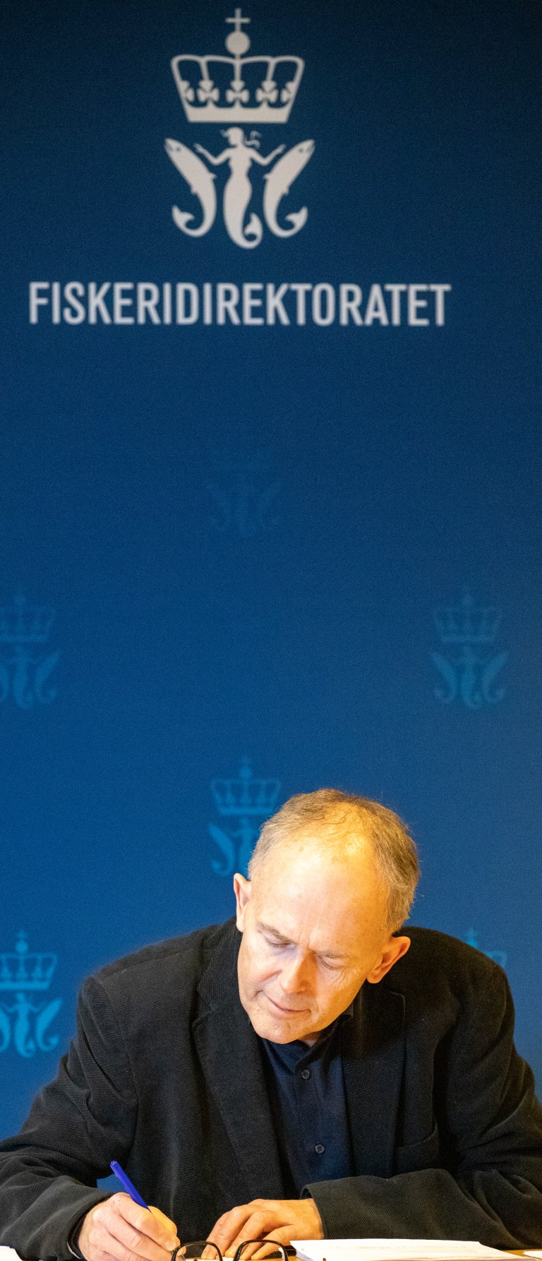 Fiskeridirektør Per Sandberg signerer avtale med Norled om innleie av et nytt hurtiggående fartøy til Fiskeridirektoratets sjøtjeneste. Foto: © Vegard Oen Hatten / Fiskeridirektoratet. Fiskeridirektør Per Sandberg signerer avtale med Norled om innleie av et nytt hurtiggående fartøy til Fiskeridirektoratets sjøtjeneste. Foto: © Vegard Oen Hatten / Fiskeridirektoratet.