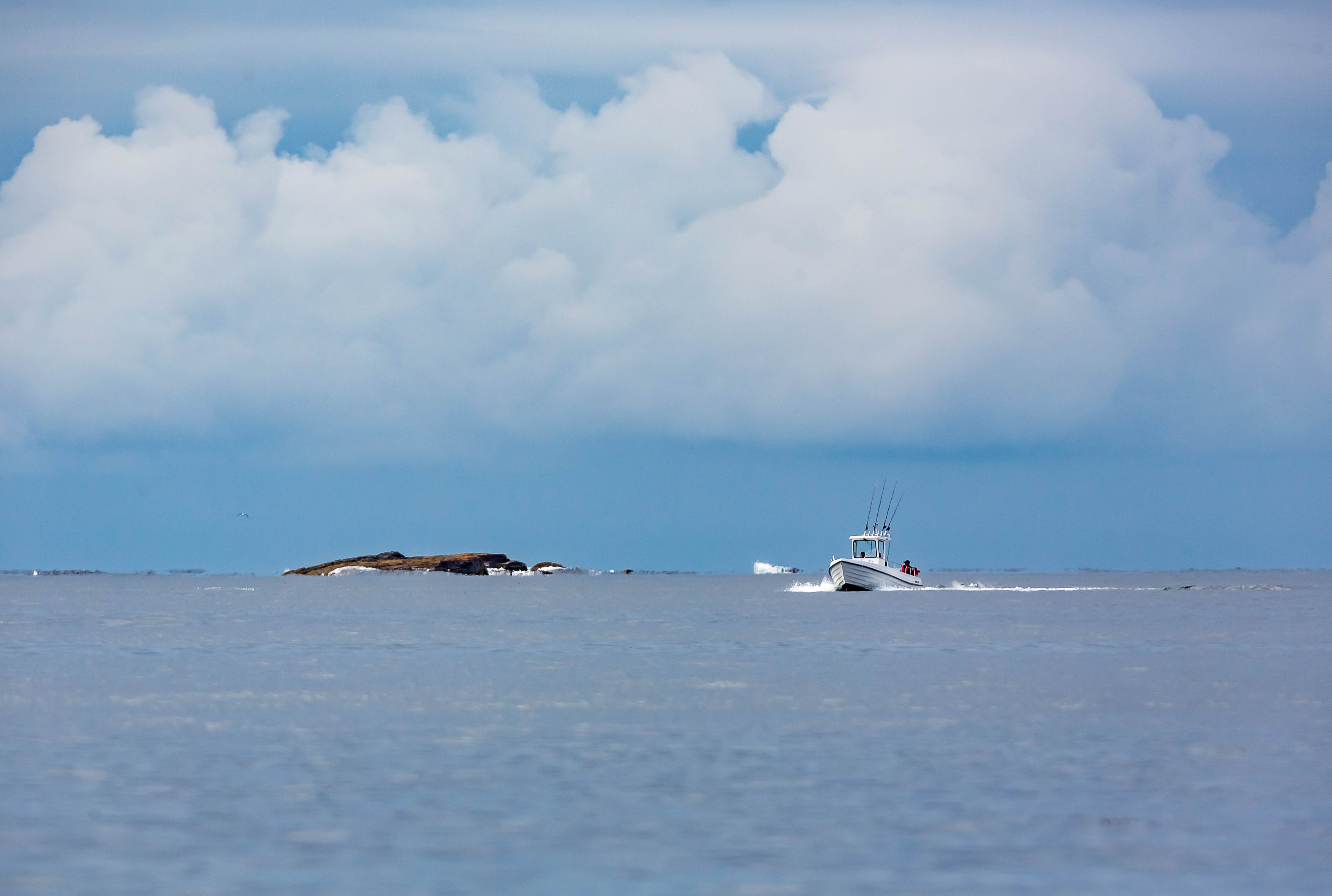 Båt med fiskestenger.Foto:© Roald Hatten