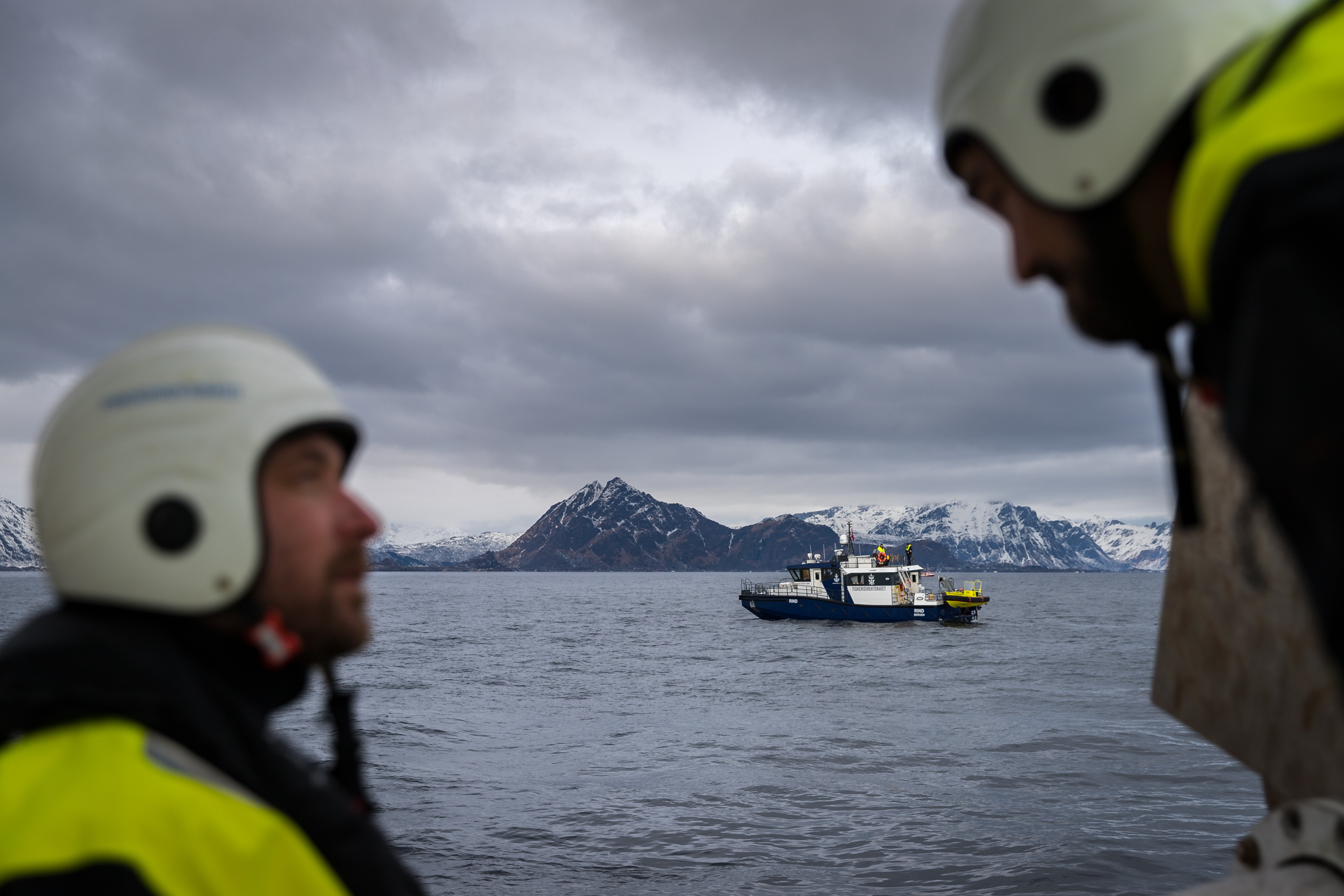 Båt og mannskap fra Fiskeridirektoratets sjøtjeneste. Foto: © Vegard Hatten