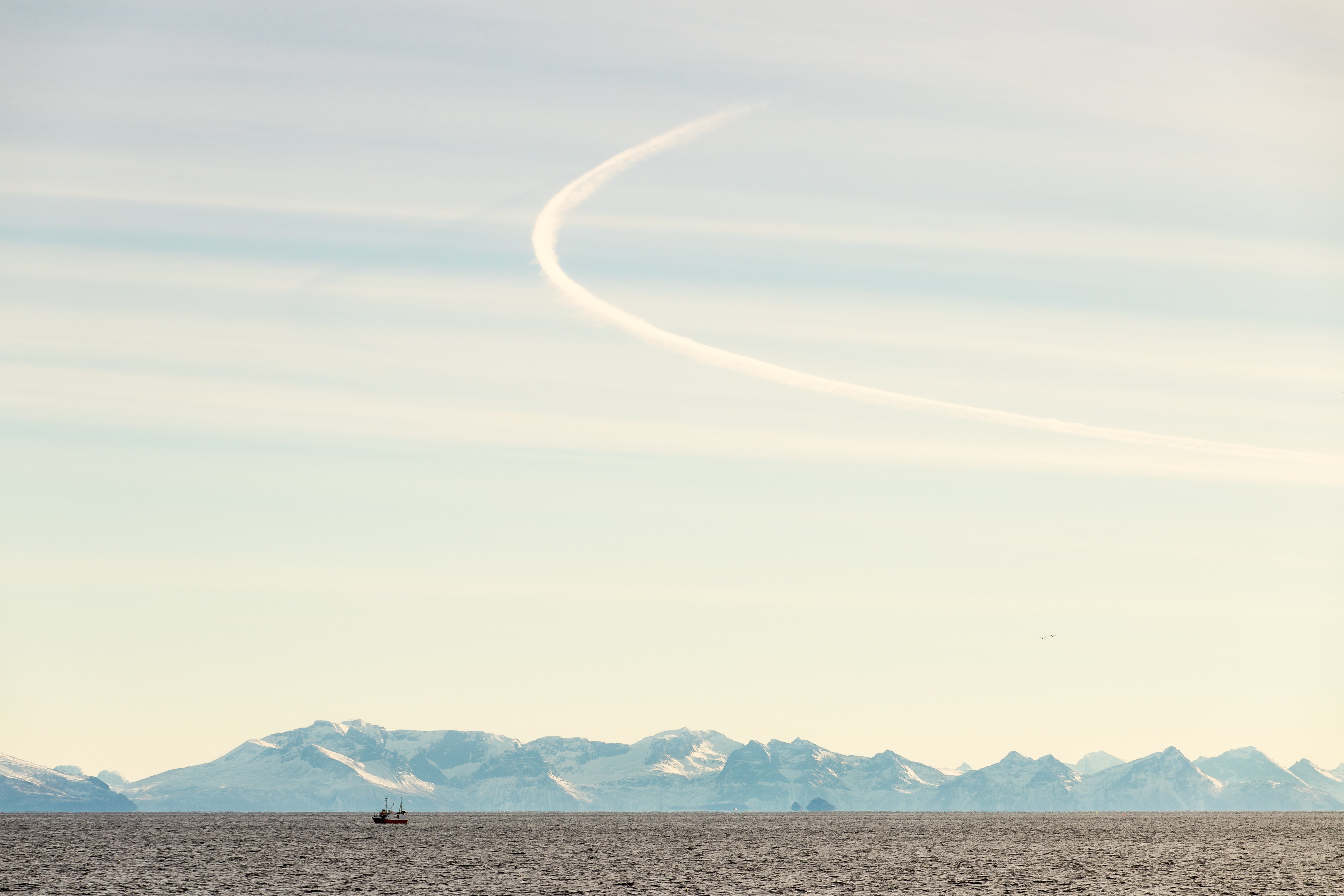 Himmel, fjell og hav. Foto: © Vegard Hatten