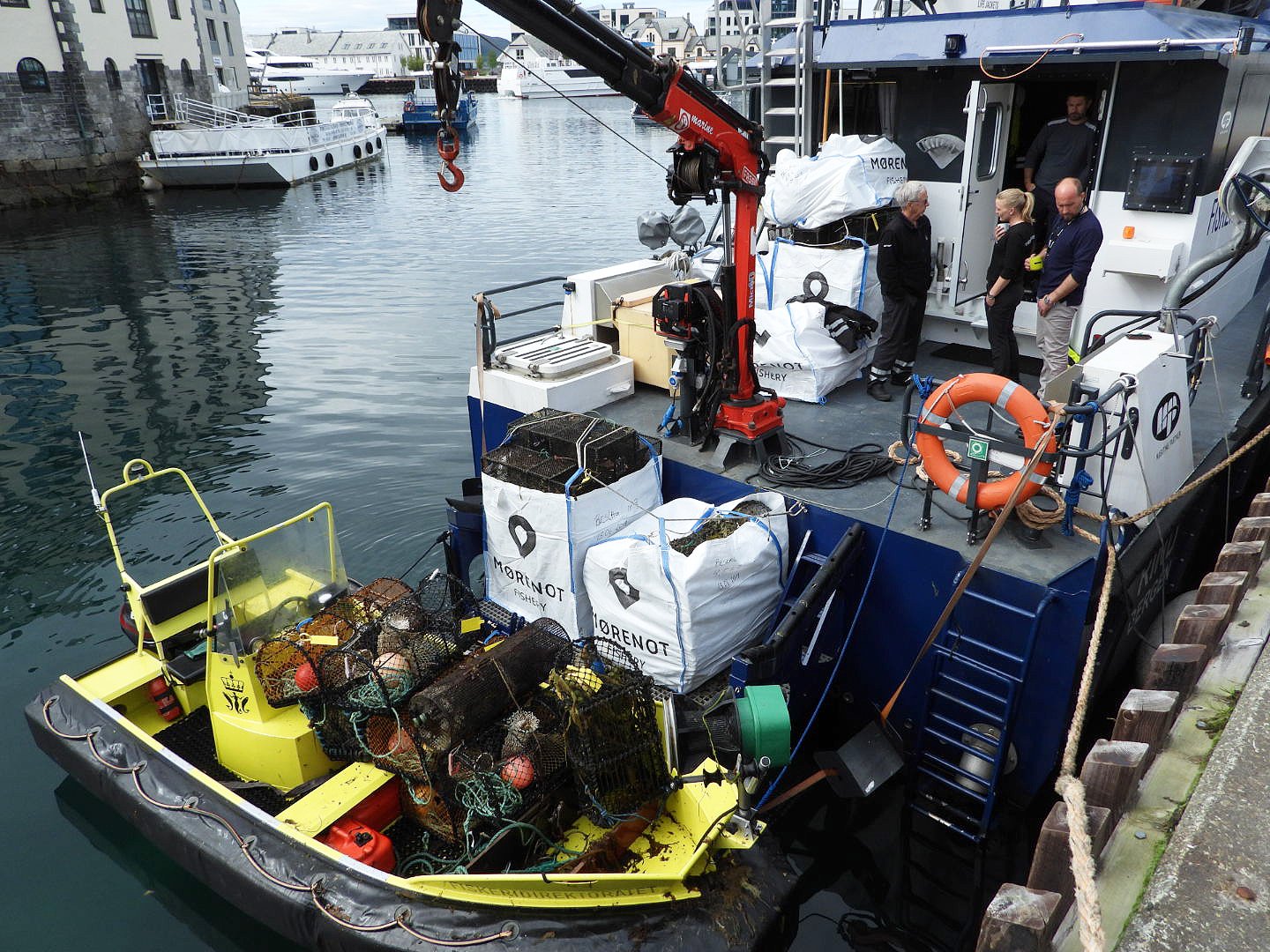 Beslaglagte redskaper om bord i patruljefartøyet «Rind». (Foto: © Fiskeridirektoratet) Beslaglagte redskaper om bord i patruljefartøyet «Rind». (Foto: © Fiskeridirektoratet)