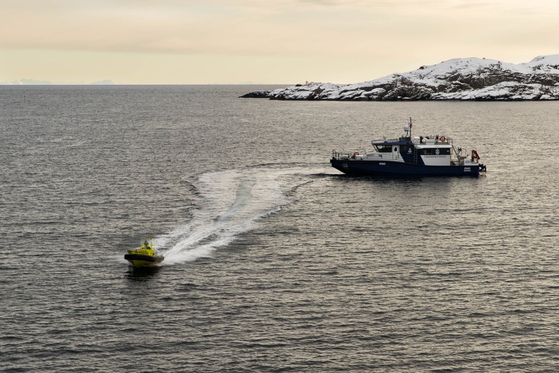 Sjøtjenesten i MOB-båt. Foto: © Vegard Oen Hatten / Fiskeridirektoratet. Sjøtjenesten i MOB-båt. Foto: © Vegard Oen Hatten / Fiskeridirektoratet.
