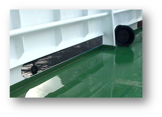 Områder på dekk som ikke er sikret under arbeidsoperasjoner har i mange tilfeller ført til at fisk havner i sjøen. Foto: © Fiskeridirektoratet