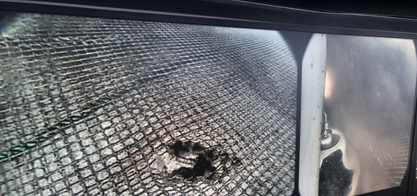 Biletet er frå ei av tilsynssakene og viser eit hol som vart oppdaga under notspyling. Sikta er svært redusert i skjermen til høgre grunna vaskeaktiviteten.