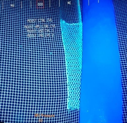 Bilde av holet etter reparasjonen, delvis skjult bak flatslangen som fraktar død fisk til overflata. 