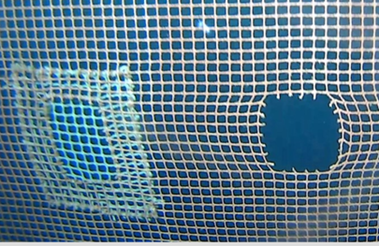 Figur 2. Hull i not (5 x 8 masker) som følge av at nytt notstykke ikke har blitt satt inn. Bildet til høyre er opptak fra da hullet ble oversett. Foto: © selskapet