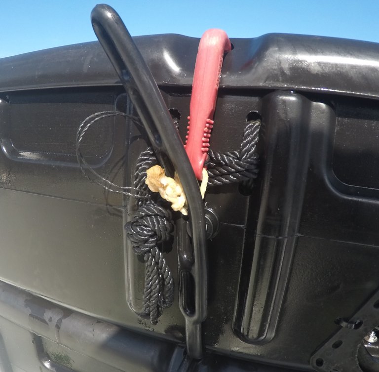 Plastkasseteine med krok opp. Foto: Langedal / Fiskeridirektoratet