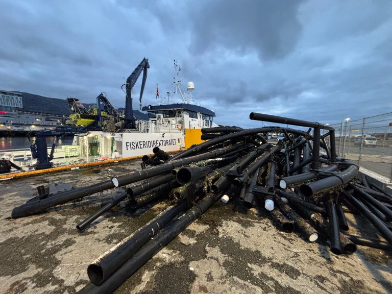 Ferdig ryddet oppdrettmerder, klar til overlevering for gjenvinning. Fiskeridirektoratets fartøy Fjorgyn til kai. Foto: Fiskeridirektoratet.