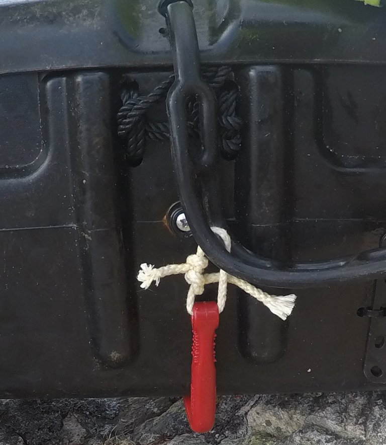 Plastkanneteine med krok ned. Foto: Langedal / Fiskeridirektoratet